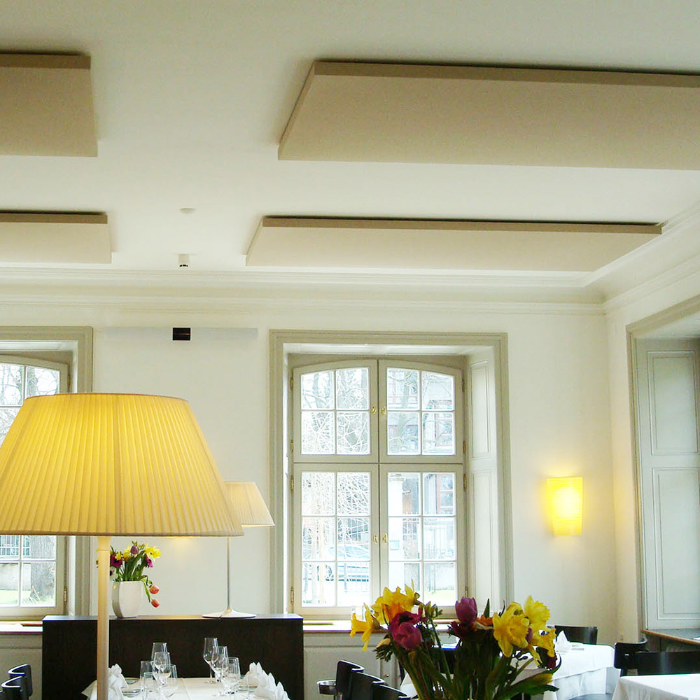 Home 16 Edle Gaststube mit direkt montierten beigen Deckenabsorber in Quadratform zur Verbesserung der Sprachverständlichkeit